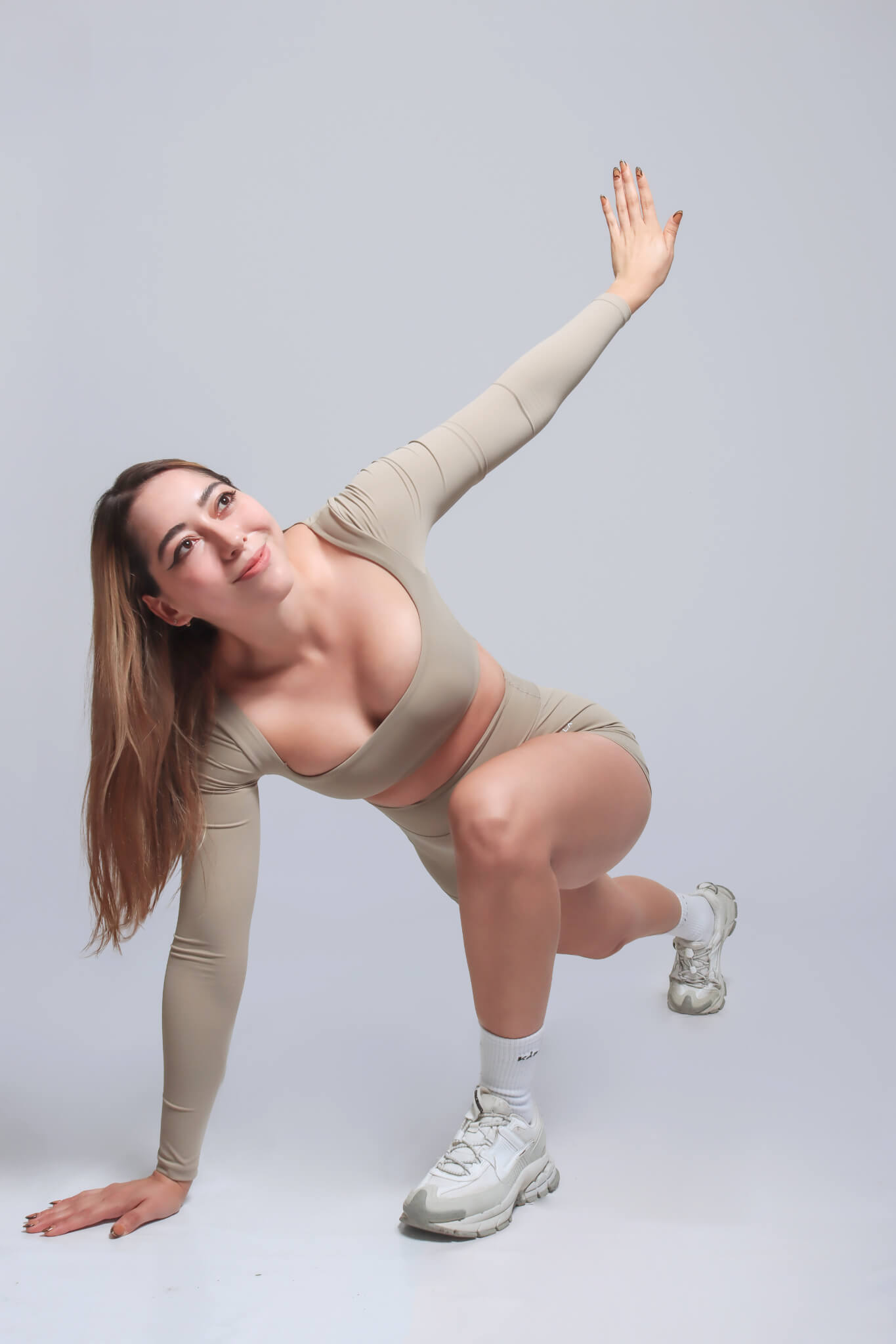 Crop top manga larga beige colección Origen Kábala