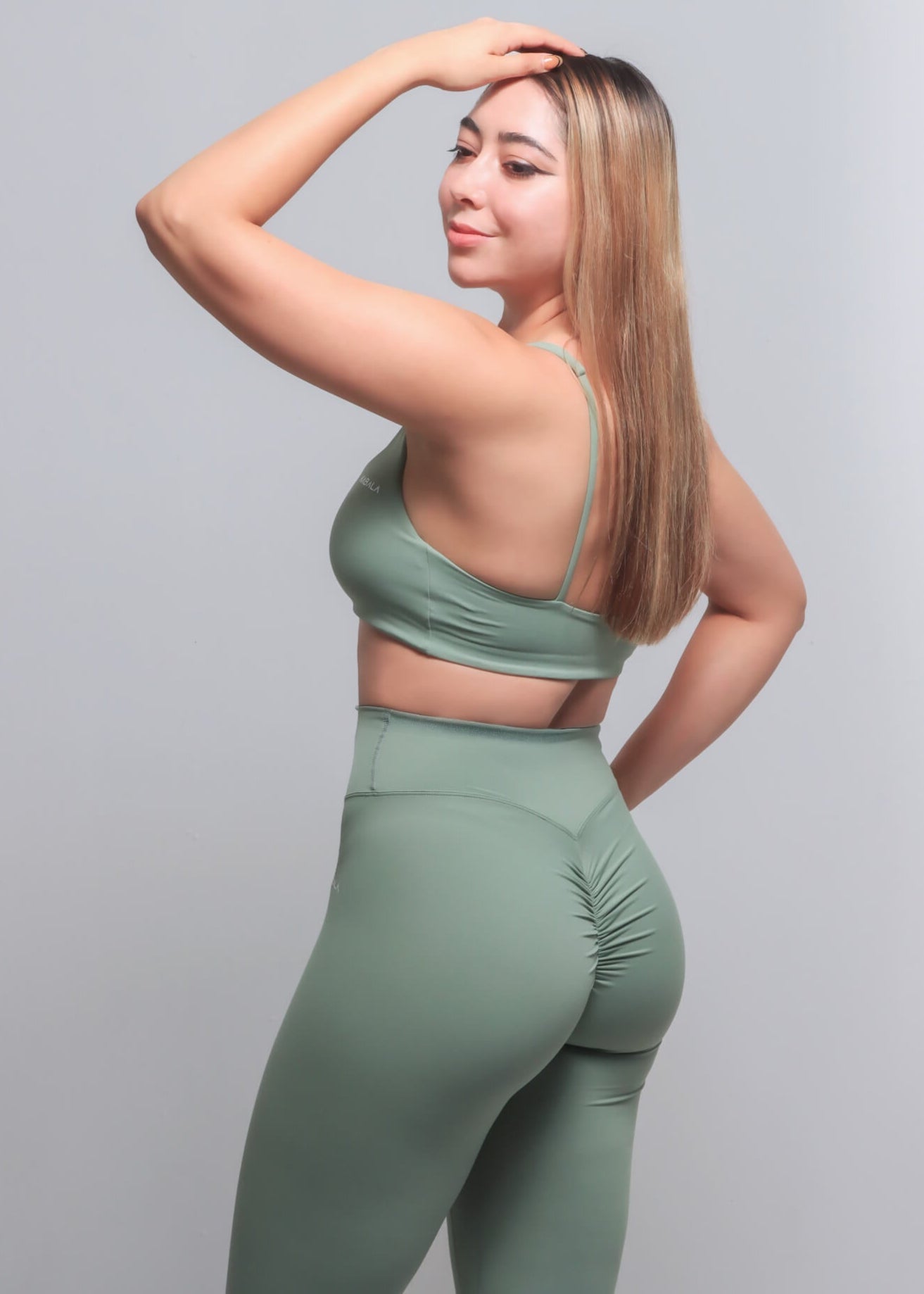 Set deportivo Kábala leggings scrunch y sports bra verde Colección Origen