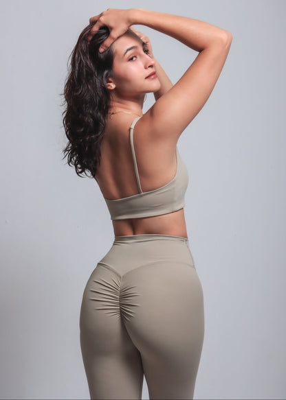 Set deportivo Kábala Colección Origen leggings scrunch y sports bra beige