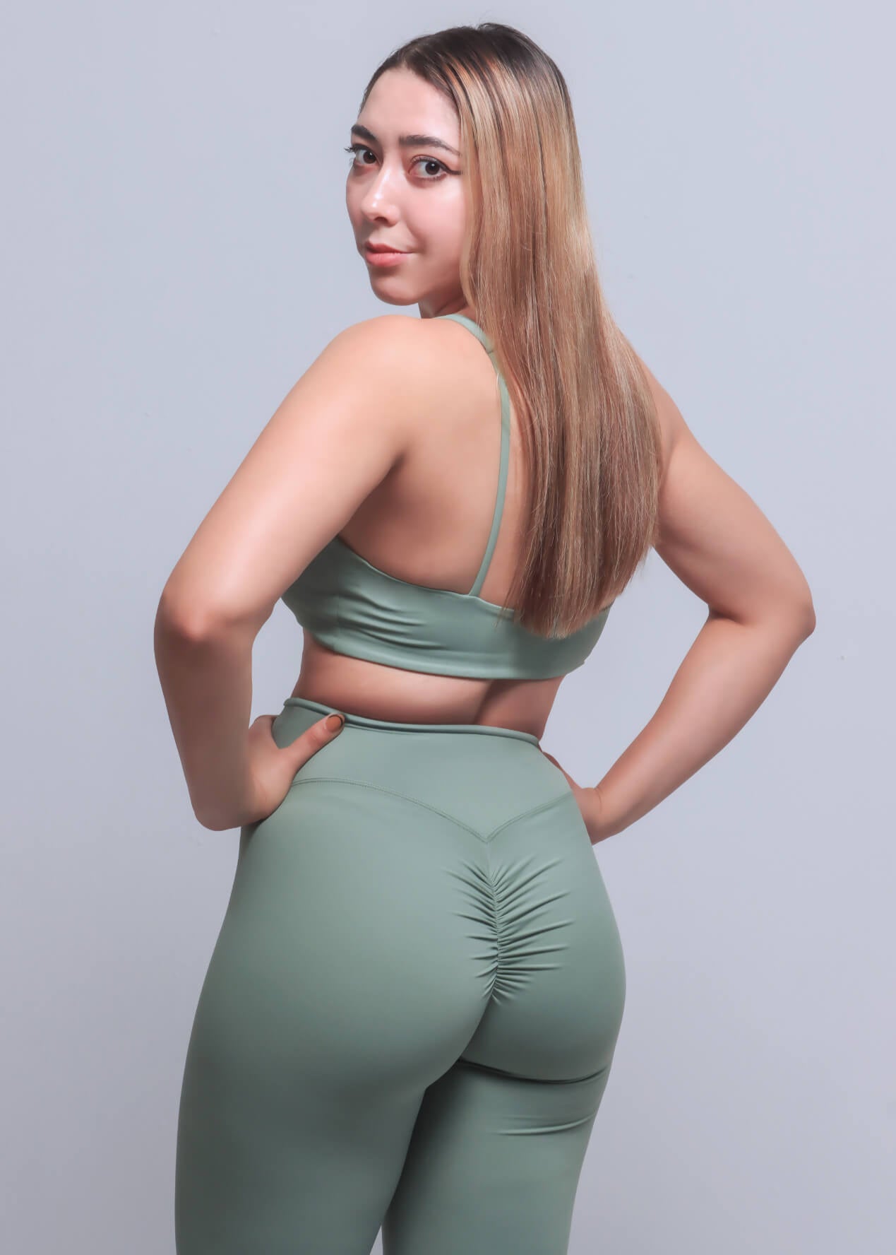 Set deportivo Kábala leggings scrunch y sports bra verde Colección Origen