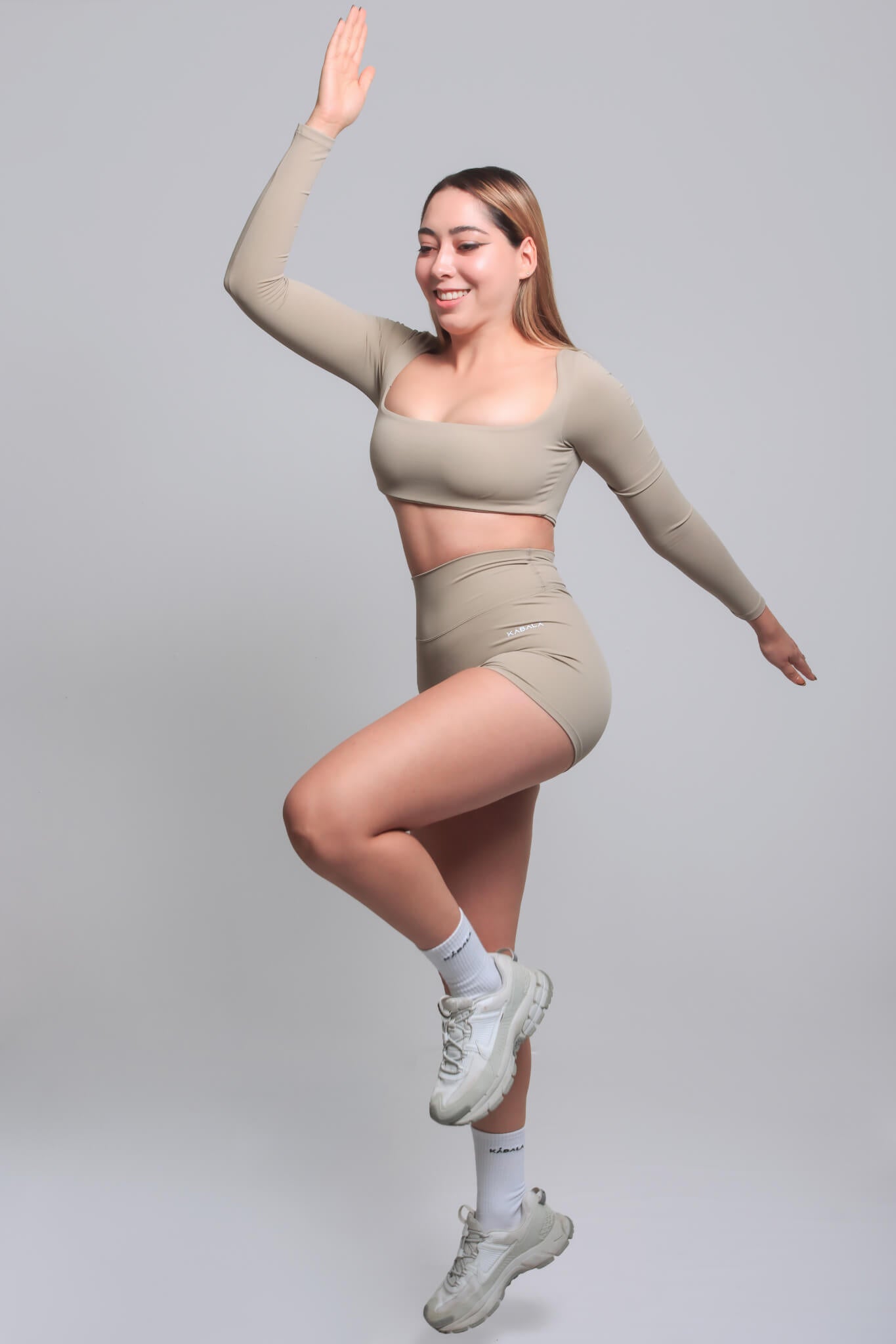 Set deportivo Kábala Colección Origen shorts y top de manga larga beige